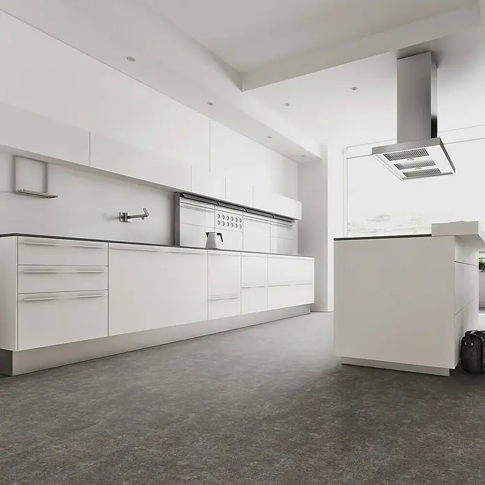 Vinylbodenmuster Sly L Lava - 280 x 160 x 7,5 mm, Steinoptik - Helles Küchendesign mit weißen Schränken, einer Dunstabzugshaube aus Edelstahl und einer grauen Bodenfläche, das ein modernes und sauberes Ambiente schafft.