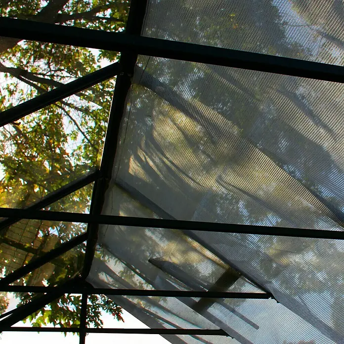 Vitavia Schattierungsnetz - Weiß, Kunststoff - Blick durch das Dach eines Gewächshauses mit Beschattungssystem, das das Licht filtert und eine angenehme Atmosphäre schafft.