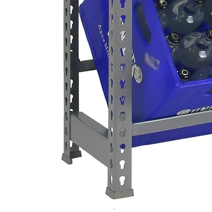 Simonrack Simonbottle Getränkekistenregal Bottleclick - H x B x T: 100 x 80 x 30 cm, Traglast Einlegeboden: 100 kg, Anzahl Böden: 2 Stk., Stecken, Grau - Detailansicht eines grauen Metallregals mit blauer Kiste voller Flaschen.