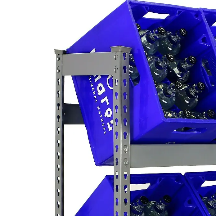 Simonrack Simonbottle Getränkekistenregal Bottleclick - H x B x T: 100 x 100 x 30 cm, Traglast Einlegeboden: 100 kg, Anzahl Böden: 2 Stk., Stecken, Grau - Nahaufnahme eines Regals mit blauen Behältern voller Mineralwasserflaschen der Marke "Taraz". Ideal für Lagerung und Präsentation.