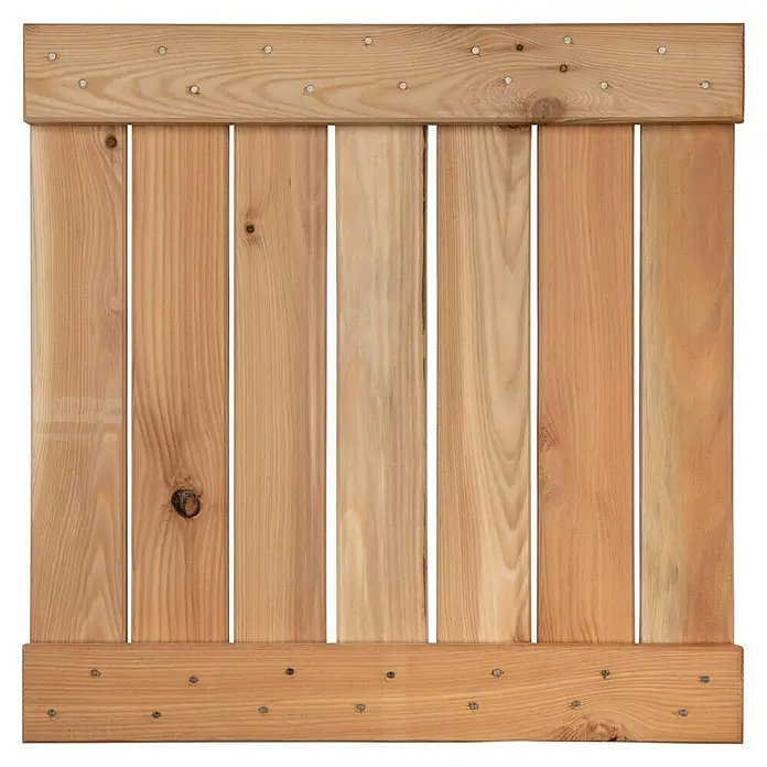 Holzfliese - Lärche, 50 x 50 x 3,6 cm, 1 Stk. - Nahaufnahme einer Holzplatte mit vertikalen Brettern und Querstreben, befestigt mit sichtbaren Nägeln, die rustikale Textur und Konstruktion hervorheben.