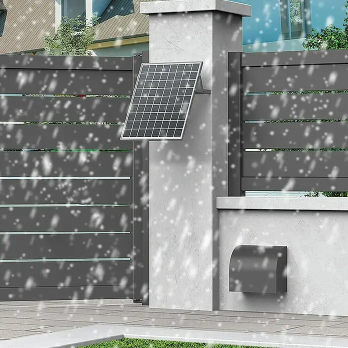 Kit de alimentación solar - IP44, Con energía solar - Panel solar montado en un poste de cerca gris, que proporciona energía ecológica para uso en exteriores.