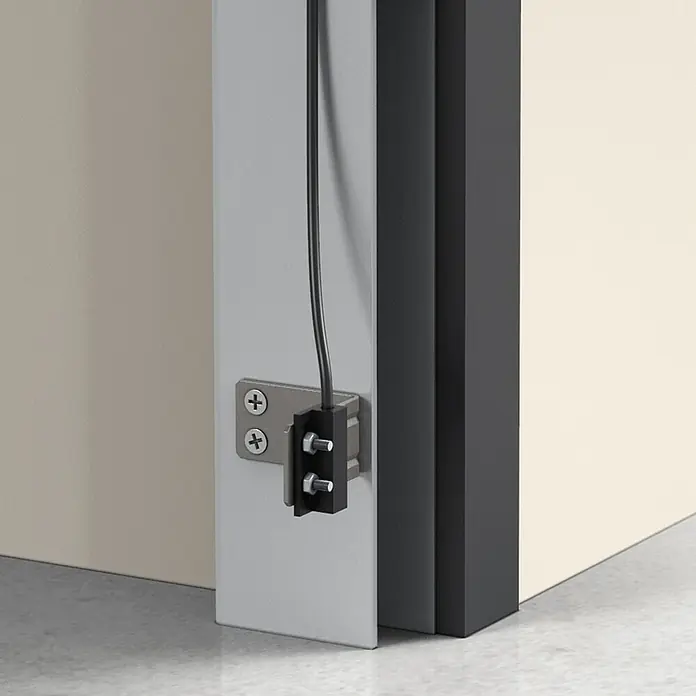 Avidsen Módulo de comando inalámbrico WiFi - 50 m - Primer plano de un cierrapuertas con cable, montado en un marco de puerta gris junto a una pared color crema.