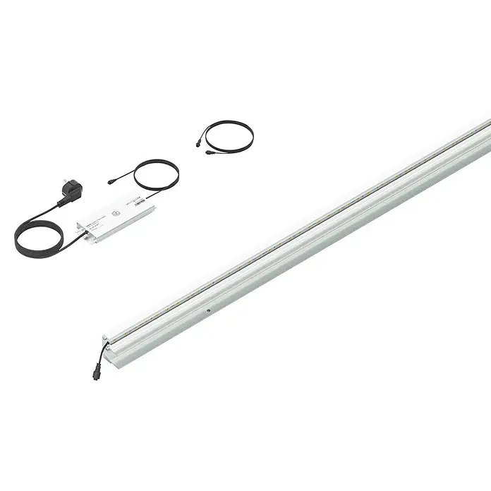 LyghtUp Zaunbeleuchtung Starter-Set - Länge: 173,3 cm, Silber, Passend für: WPC- und Aluminium-Steckzäune, 3 -tlg. - Eine LED-Leuchte mit Zubehör, darunter ein Netzteil und Kabel, präsentiert auf einem schwarzen Hintergrund.