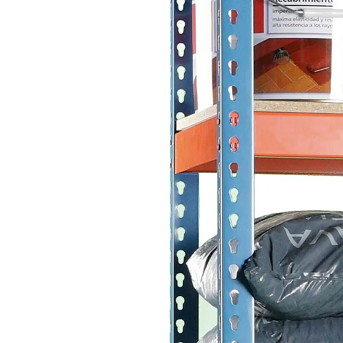 Simonrack Simonforte Schwerlastregal Simonforte Chipboard - H x B x T: 200 x 240 x 45 cm, Traglast pro Boden: 400 kg, Anzahl Böden: 4 Stk., Stecken, Blau/Orange - Detailansicht eines blauen Lagerregals mit Regalböden und verpackter Ware. Das Regal ist robust und ideal für Lagerzwecke.