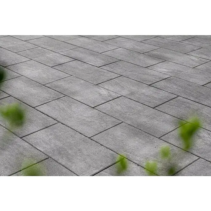 Diephaus Terrassenplatte Atlanta - 60 x 30 x 4 cm, Basalt, Beton - Nahaufnahme von grauen Pflastersteinen, die ein modernes und stilvolles Außenambiente schaffen. Ideal für Terrassen und Wege.