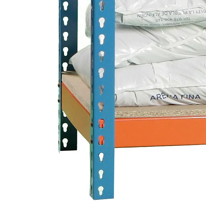 Simonrack Simonforte Schwerlastregal Simonforte Chipboard - H x B x T: 200 x 240 x 45 cm, Traglast pro Boden: 400 kg, Anzahl Böden: 4 Stk., Stecken, Blau/Orange - Aufnahme eines blauen Metallregals mit mehreren Regalböden, die mit Sandsäcken beladen sind.