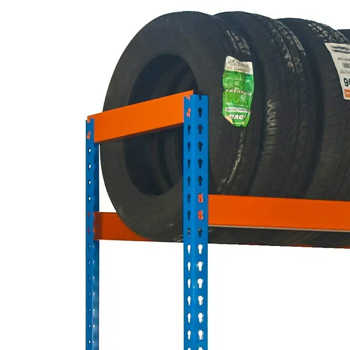 Simonrack Simonauto Reifenregal Autoforte - H x B x T: 200 x 150 x 45 cm, Anzahl Träger: 3 Stk., Stecken, Blau/Orange - Eine Nahaufnahme von Reifen auf einem blauen und orangefarbenen Lagerregal. Das Regal enthält mehrere schwarze Reifen.