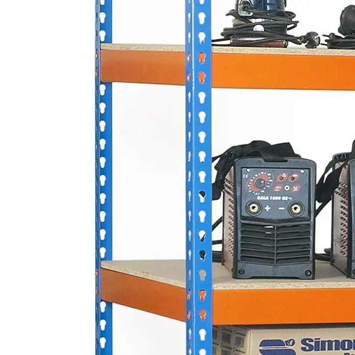 Simonrack Ecoforte Schwerlastregal Chipboard - H x B x T: 200 x 180 x 45 cm, Traglast pro Boden: 400 kg, Anzahl Böden: 5 Stk., Stecken, Blau/Orange - Regal mit orangefarbenen Böden und blauen Stützen. Auf dem Regal befinden sich Elektrowerkzeuge und Schweißgeräte.