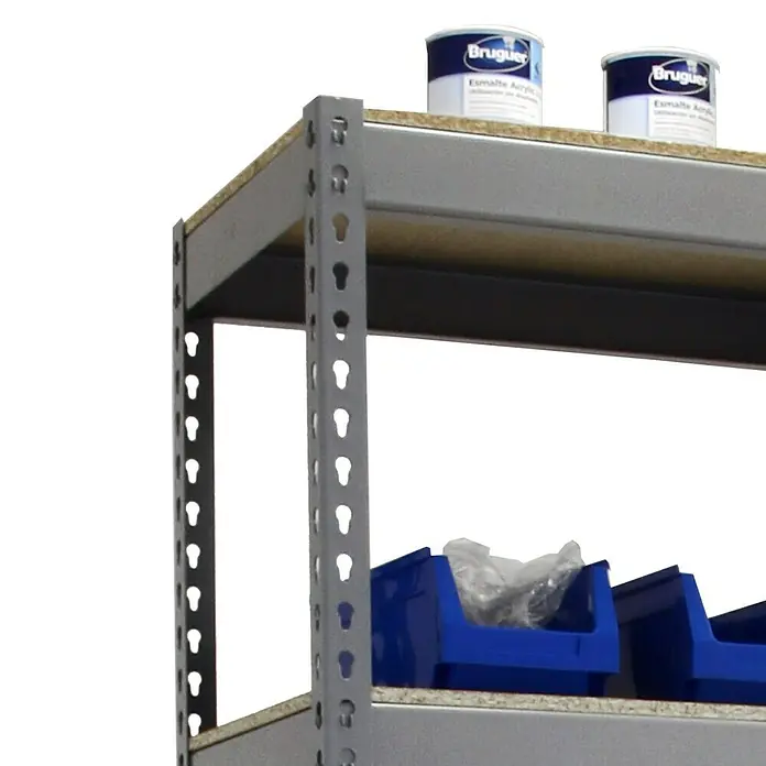 Simonrack Ecoforte Schwerlastregal Chipboard - H x B x T: 200 x 120 x 60 cm, Traglast pro Boden: 400 kg, Anzahl Böden: 5 Stk., Stecken, Grau - Nahaufnahme eines robusten Metallregals mit Holzplatten und blauen Aufbewahrungsboxen, ideal für Werkstatt oder Lager.