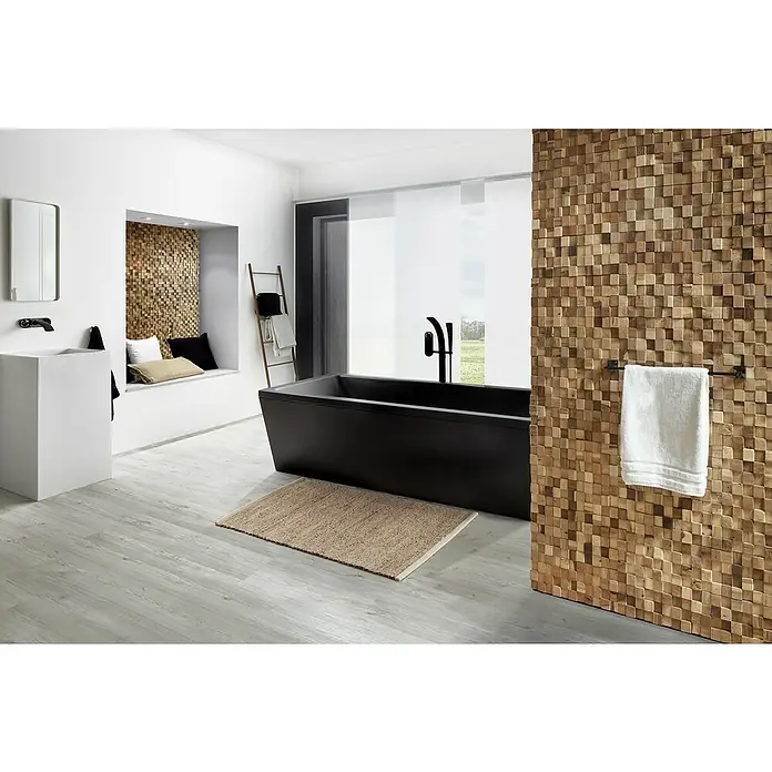 Panel de revestimiento Ultrawood Teca Square - 49,5 cm x 18 cm x 15 mm - Un baño moderno con bañera exenta, mueble de lavabo y pared decorativa de madera para un ambiente elegante y tipo spa.
