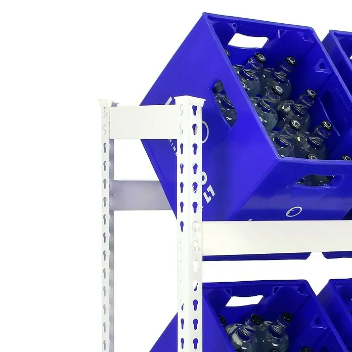 Simonrack Simonbottle Getränkekistenregal Bottleclick - H x B x T: 100 x 100 x 30 cm, Traglast Einlegeboden: 100 kg, Anzahl Böden: 2 Stk., Stecken, Weiß - Blaue Kunststoffbehälter mit durchsichtigen Glasflaschen, die auf einem weißen Metallregal platziert sind, bieten eine praktische und organisierte Aufbewahrungslösung.