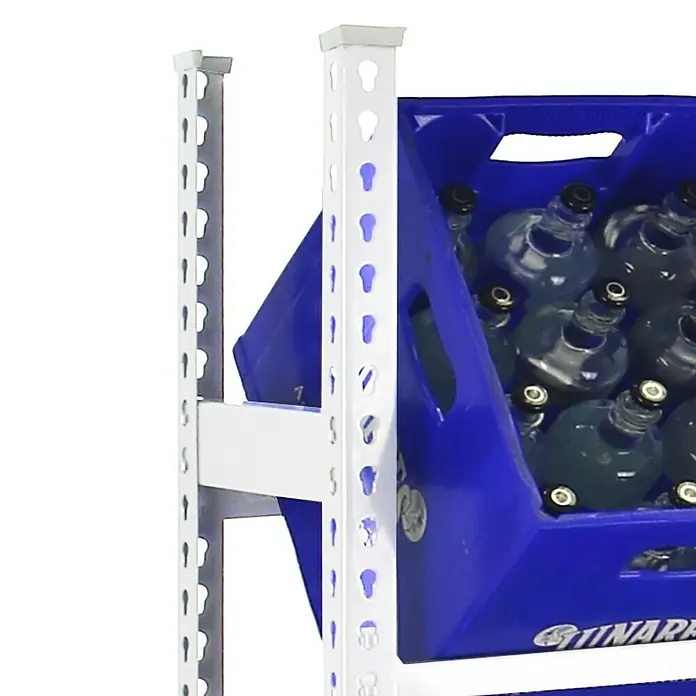 Simonrack Simonbottle Getränkekistenregal Bottleclick - H x B x T: 100 x 80 x 30 cm, Traglast Einlegeboden: 100 kg, Anzahl Böden: 2 Stk., Stecken, Weiß - Ein Ausschnitt eines Regals voller Getränke in blauen Kisten. Das Regal ist weiß und hat viele Löcher.