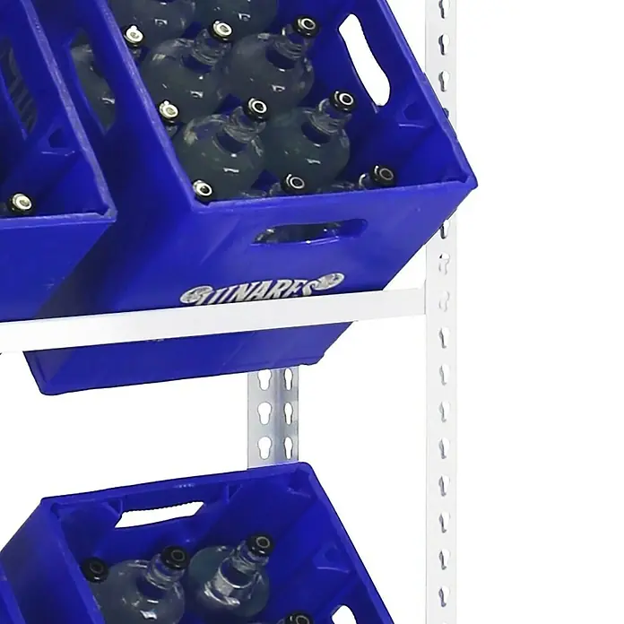 Simonrack Simonbottle Getränkekistenregal Bottleclick - H x B x T: 100 x 80 x 30 cm, Traglast Einlegeboden: 100 kg, Anzahl Böden: 2 Stk., Stecken, Weiß - Gestapelte blaue Getränkekisten mit Glasflaschen auf einem weißen Regal. Praktische Aufbewahrungslösung für Getränke.