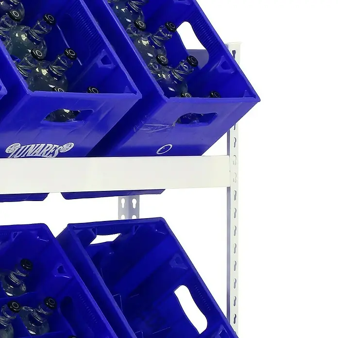 Simonrack Simonbottle Getränkekistenregal Bottleclick - H x B x T: 100 x 100 x 30 cm, Traglast Einlegeboden: 100 kg, Anzahl Böden: 2 Stk., Stecken, Weiß - Regal mit blauen Kunststoffkisten, gefüllt mit durchsichtigen Glasflaschen mit schwarzen Verschlüssen. Praktische Lagerung für Ordnung.