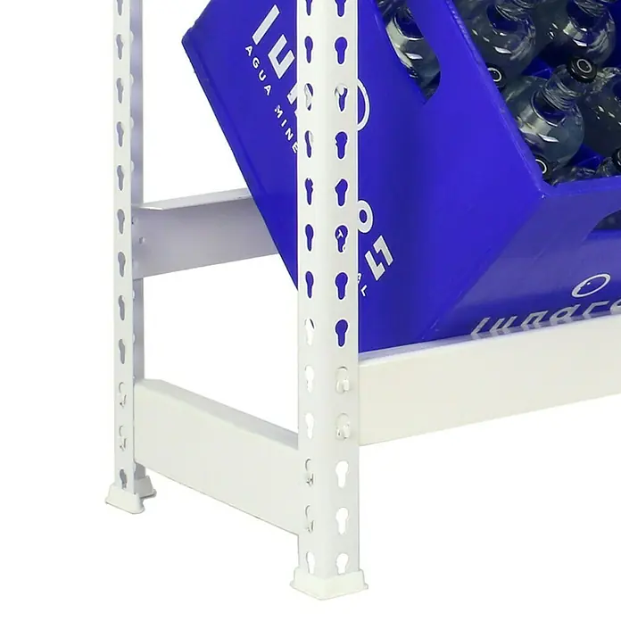 Simonrack Simonbottle Getränkekistenregal Bottleclick - H x B x T: 100 x 100 x 30 cm, Traglast Einlegeboden: 100 kg, Anzahl Böden: 2 Stk., Stecken, Weiß - Das Bild zeigt ein weißes Metallregal mit einer blauen Kiste voller Wasserflaschen. Das Regal ist einfach und funktional gestaltet.