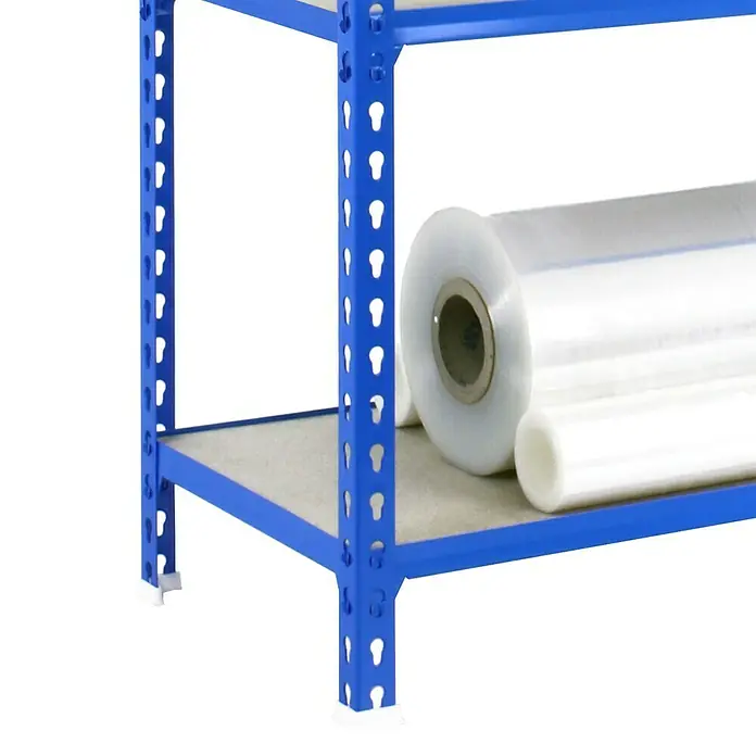 Simonrack Maderclick Metallregal Maderclick MegaPlus - H x B x T: 250 x 120 x 50 cm, Traglast pro Boden: 200 kg, Anzahl Böden: 6 Stk., Stecken, Blau - Aufnahme eines blauen Metallregals mit zwei Regalböden, auf denen eine Rolle transparenter Folie platziert ist.