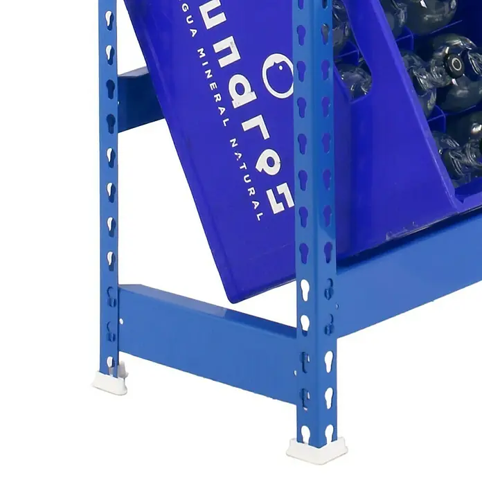 Simonrack Simonbottle Getränkekistenregal Bottleclick - H x B x T: 180 x 100 x 30 cm, Traglast Einlegeboden: 100 kg, Anzahl Böden: 3 Stk., Stecken, Blau - Detailaufnahme eines blauen Wasserflaschenregals mit weißen Füßen, das Stabilität und Ordnung bietet.