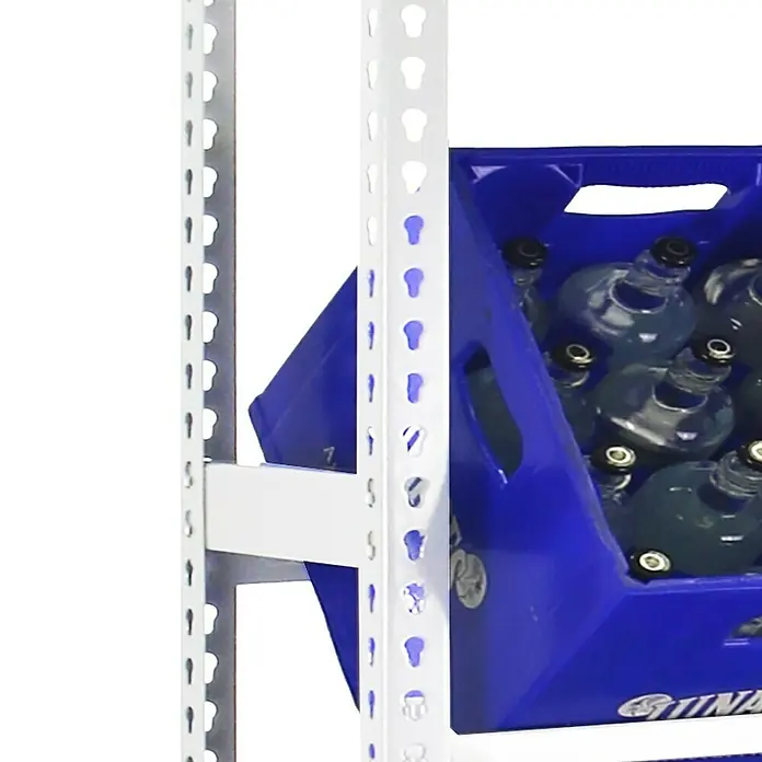 Simonrack Simonbottle Getränkekistenregal Bottleclick - H x B x T: 180 x 80 x 30 cm, Traglast Einlegeboden: 100 kg, Anzahl Böden: 3 Stk., Stecken, Weiß - Nahaufnahme eines weißen Metallregals mit einer blauen Kiste voller Glasflaschen. Das Regal ist modular aufgebaut und vielseitig einsetzbar.