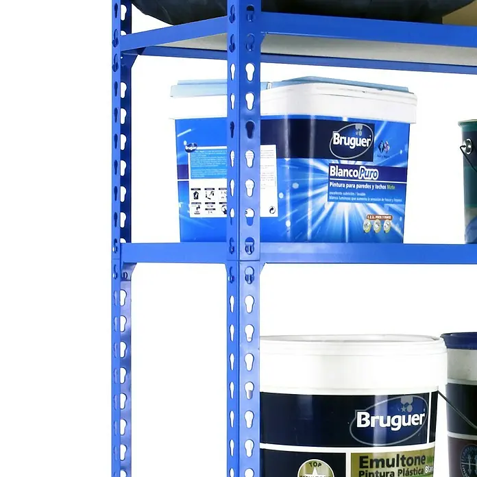 Simonrack Maderclick Metallregal Maderclick MegaPlus - H x B x T: 250 x 120 x 50 cm, Traglast pro Boden: 200 kg, Anzahl Böden: 6 Stk., Stecken, Blau - Auf einem blauen Metallregal stehen Farbbehälter der Marke Bruguer, darunter Blanco Puro und Emultone Kunststofffarbe.