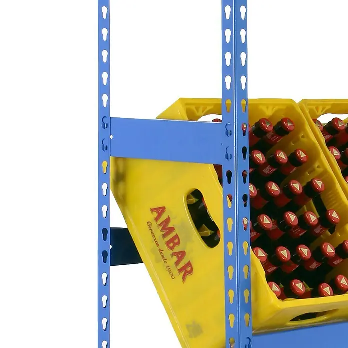 Simonrack Simonbottle Getränkekistenregal Bottleclick - H x B x T: 180 x 100 x 30 cm, Traglast Einlegeboden: 100 kg, Anzahl Böden: 3 Stk., Stecken, Blau - Detailaufnahme eines Lagerregals mit gelben Bierkästen der Marke Ambar. Die blauen Regalelemente sind gut sichtbar.