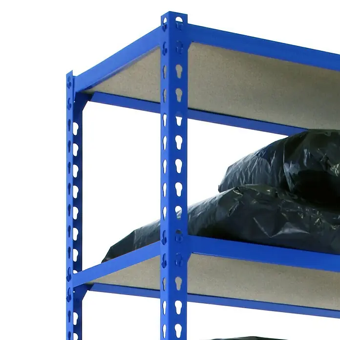 Simonrack Maderclick Metallregal Maderclick MegaPlus - H x B x T: 250 x 120 x 50 cm, Traglast pro Boden: 200 kg, Anzahl Böden: 6 Stk., Stecken, Blau - Aufnahme eines blauen Metallregals mit Holzregalböden, teilweise mit schwarzen Säcken beladen, vor einem weißen Hintergrund.