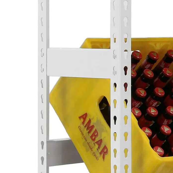 Simonrack Simonbottle Getränkekistenregal Bottleclick - H x B x T: 180 x 100 x 30 cm, Traglast Einlegeboden: 100 kg, Anzahl Böden: 3 Stk., Stecken, Weiß - Ein gelber Getränkekasten, gefüllt mit Ambar Bierflaschen, steht in einem Regal. Die Flaschen sind rot und die Kiste ist beschriftet.