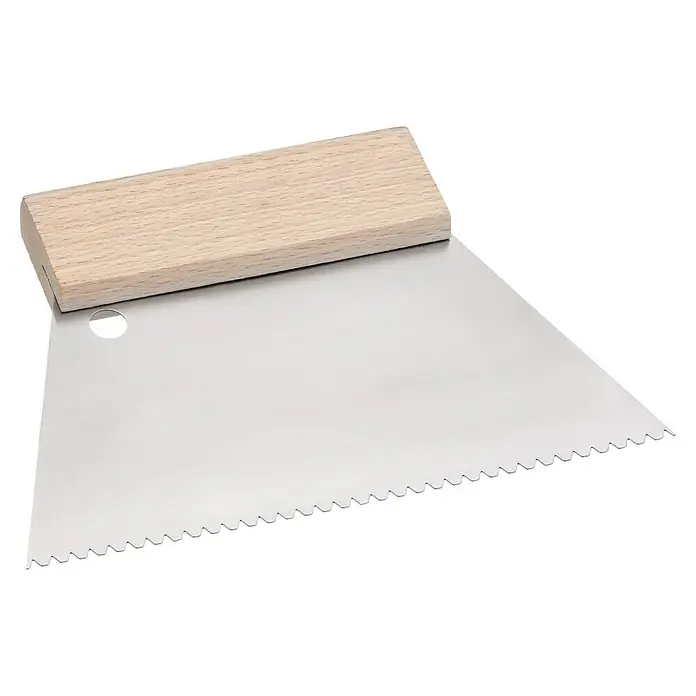 swingcolor Trapez-Kleberspachtel B2 - Klingenbreite: 18 cm, Material Blatt: Stahl - Abgebildet ist ein Edelstahl-Teigschaber mit einem Holzgriff, ideal zum Glätten und Dekorieren von Torten.