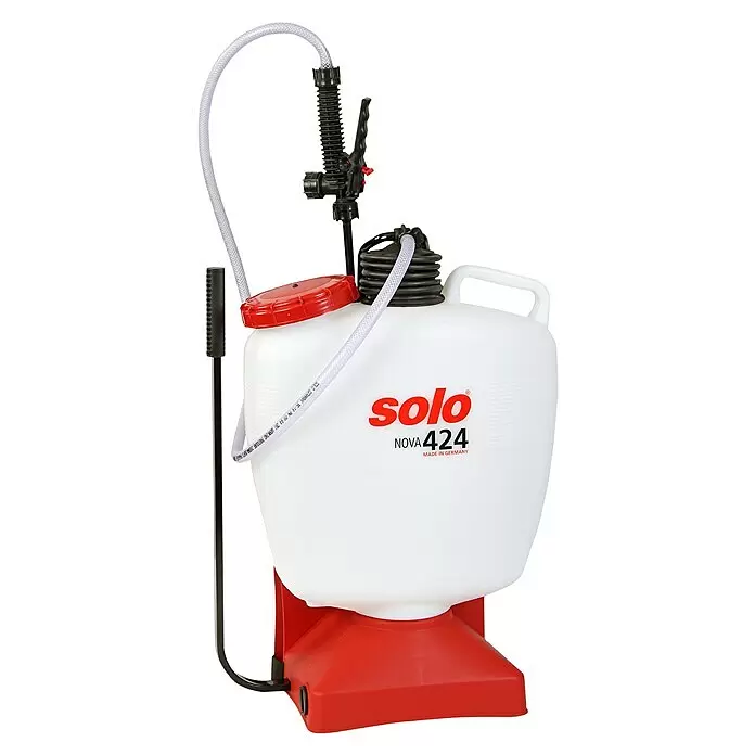 Solo Drucksprühgerät Classic 424 Nova - Betriebsdruck: 4 bar - Weiß-rotes Solo Nova 424 Rückensprühgerät mit schwarzer Pumpe und transparentem Schlauch.