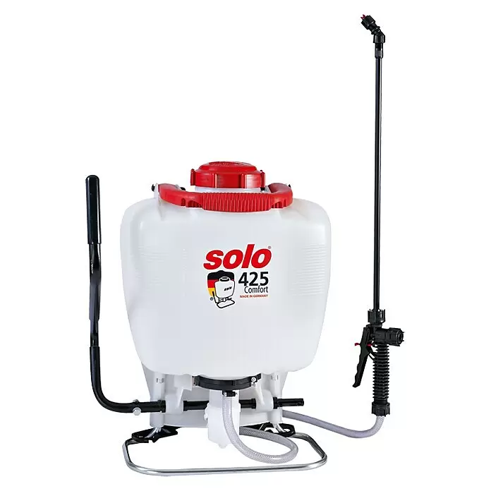 Solo Drucksprühgerät Comfort 425 - Betriebsdruck: 4 bar, Kunststoff - Weißes Solo 425 Comfort Rückensprühgerät mit roten Akzenten, schwarzem Pumphebel und Sprühlanze, sowie Metallfuß.