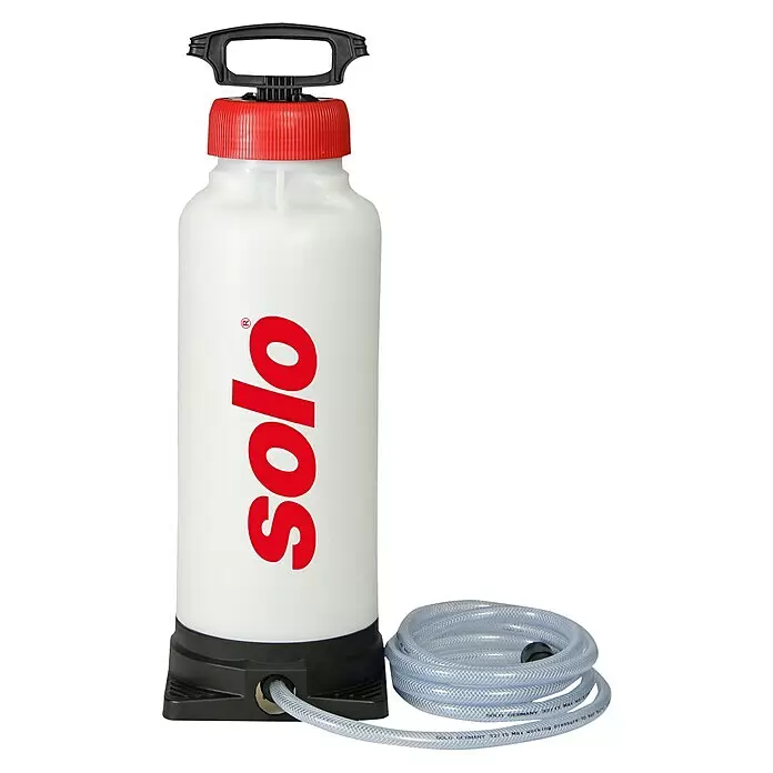 Solo Druckwasserbehälter - 11 l - Weiße Drucksprühflasche mit roter Kappe, schwarzem Griff und einem aufgerollten transparenten Schlauch zum Ausbringen von Flüssigkeiten.