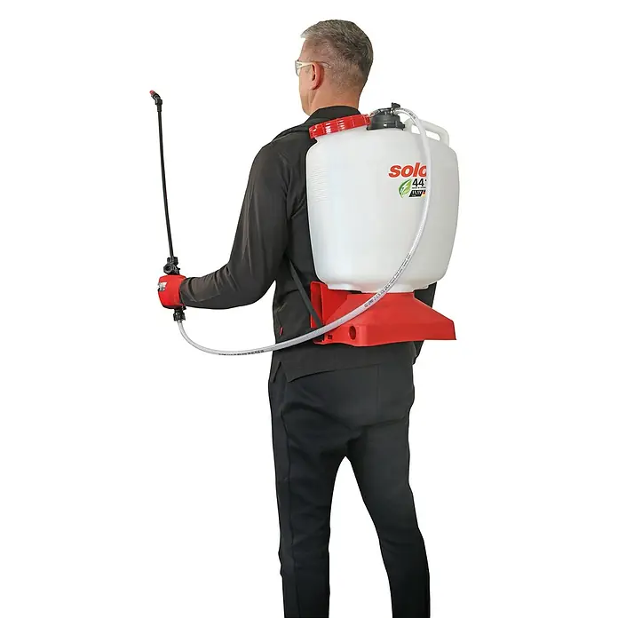 Solo Akku-Drucksprühgerät 441 - 11,1 V, 1 Akku, Betriebsdruck: 2,5 bar - Der Solo 445 Rückensprüher ist ideal für die Gartenarbeit. Er bietet Komfort und Effizienz beim Ausbringen von Pflanzenschutzmitteln und Düngern.