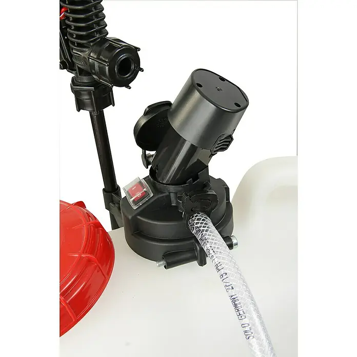 Solo Akku-Drucksprühgerät 441 - 11,1 V, 1 Akku, Betriebsdruck: 2,5 bar - Detailaufnahme eines SOLO Sprühgeräts, das eine Pumpe, einen Tank und einen Schlauch zeigt. Ideal für Gartenarbeit und Landwirtschaft.
