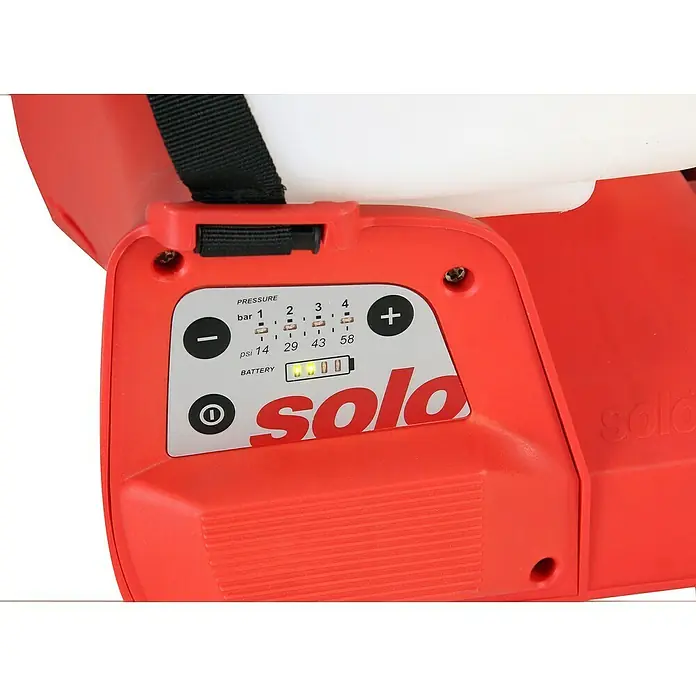 Solo Akku-Drucksprühgerät 442 - 18 V, Li-Ionen, 1 Akku, Betriebsdruck: 1 bar - 4 bar - Nahaufnahme der Bedienelemente eines Solo-Sprühgeräts, das Druckeinstellungen, Batteriestatus und Markenlogo zeigt.