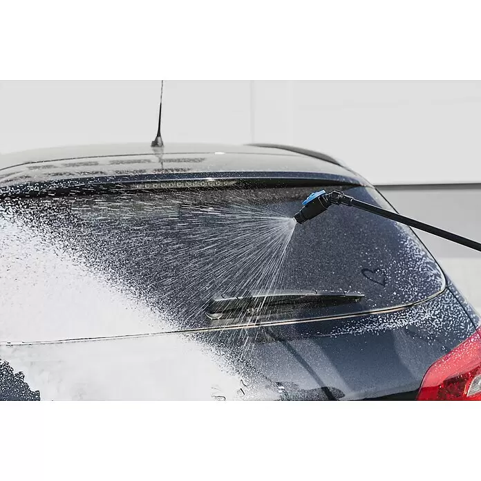 Solo Schaumsprüher Cleanline 333 FA - Füllmenge: 4 l - Schwarze und blaue Hochdruckreinigerdüse sprüht Wasser auf das Heck eines schmutzigen schwarzen Autos.