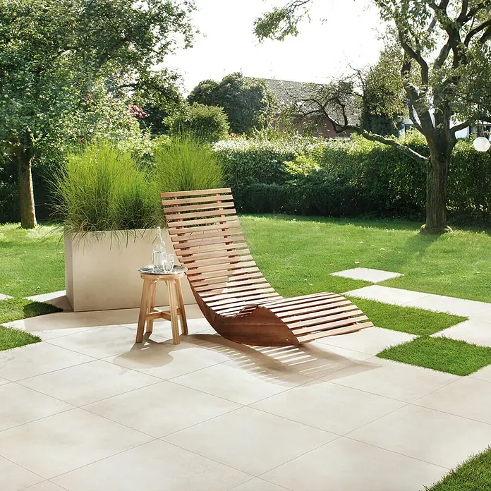 Art-Tec by Palazzo Terrassenfliese - 60 x 60 x 2 cm, Creme, Matt - Die moderne Holzliege mit dem Beistelltisch und dem Pflanzgefäß mit Ziergras schmückt jeden Außenbereich und lädt zum Entspannen ein.
