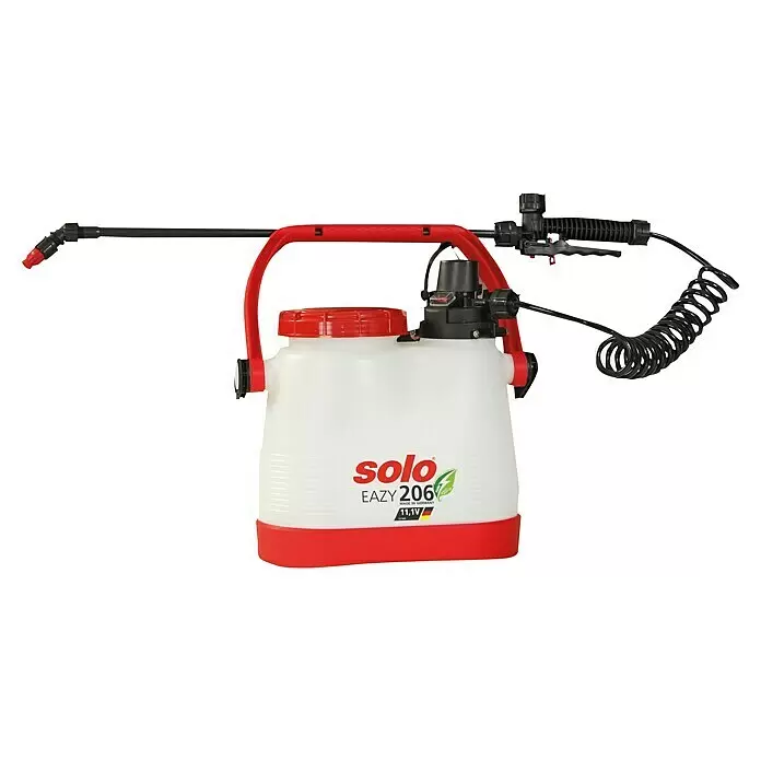 Solo Drucksprühgerät Easy 206 - Betriebsdruck: 1 bar - 2,5 bar, Kunststoff - Rot-weiße, akkubetriebene Gartenspritze mit schwarzem Sprühstab und Spiralschlauch.