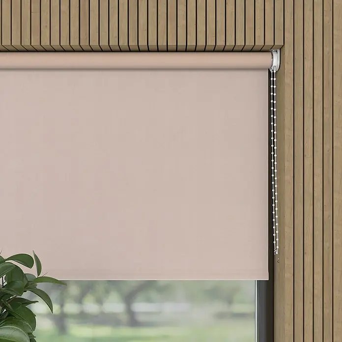 Verdunkelungsrollo Velvet - B x H: 90 x 190 cm, Sand - Beige Rollos mit Perlenkette vor einem Fenster und einer Holzwand. Schützt vor Sonnenlicht und sorgt für Privatsphäre im Raum.