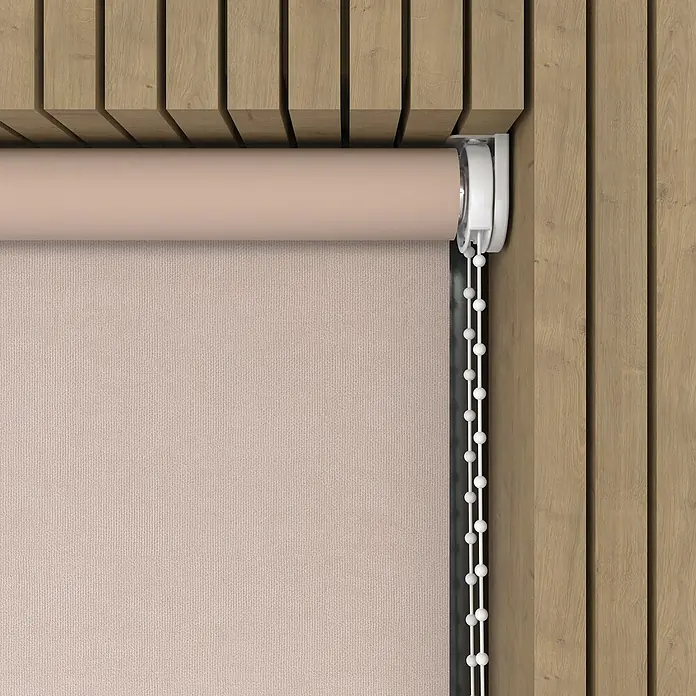 Verdunkelungsrollo Velvet - B x H: 90 x 190 cm, Sand - Nahaufnahme einer beigen Rollmarkise mit Kettenzug vor einem Holzhintergrund. Ideale Fensterdekoration für ein gemütliches Ambiente.