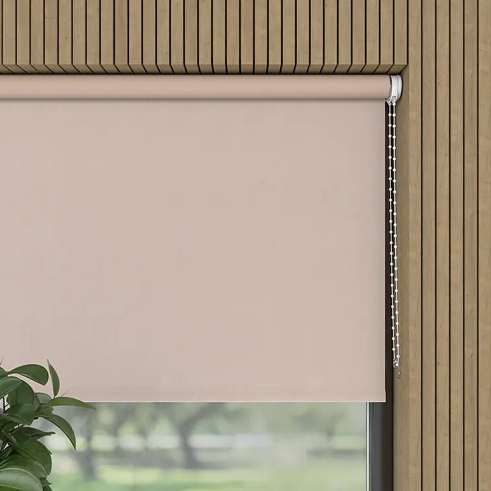 Verdunkelungsrollo Velvet - B x H: 90 x 190 cm, Sand - Eine beigefarbene Rollgardine vor einem Fenster mit Holzrahmen, teilweise heruntergelassen, bietet Privatsphäre und Lichtschutz.