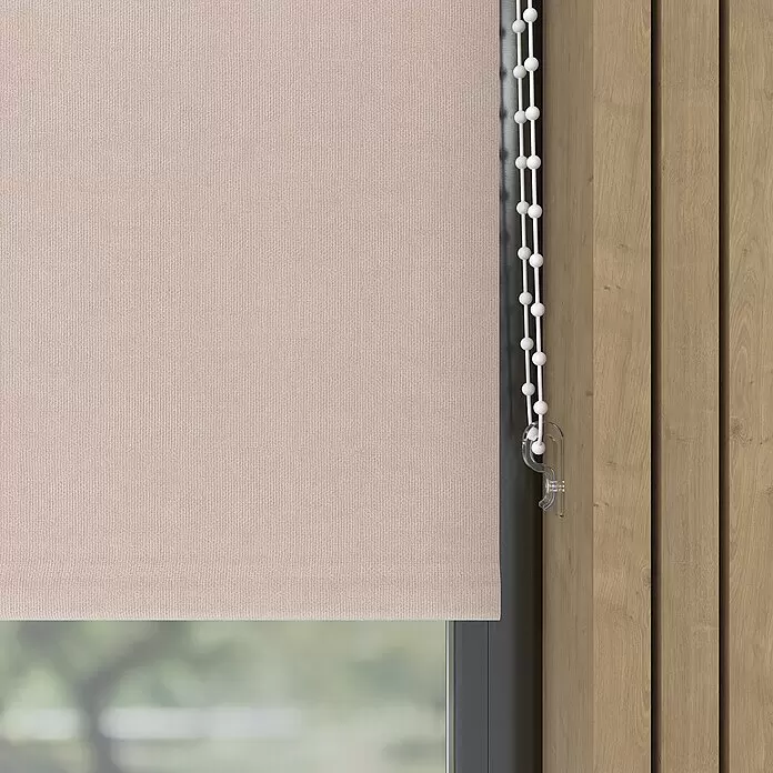 Verdunkelungsrollo Velvet - B x H: 90 x 190 cm, Sand - Beiger texturierter Rolljalousie teilweise vor einem Fenster, mit weißer Perlenkette neben einer Holzwand.
