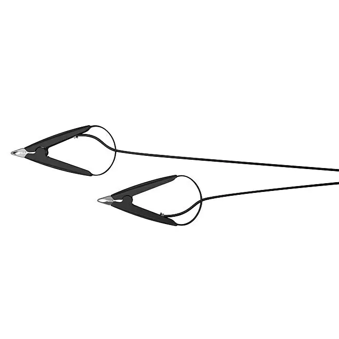 CTEK Automatik-Ladegerät CS ONE - Kapazität: 3 Ah - 180 Ah - Zwei schwarze Krokodilklemmen mit silbernen Spitzen, verbunden durch ein schwarzes Kabel, für elektrische Verbindungen.