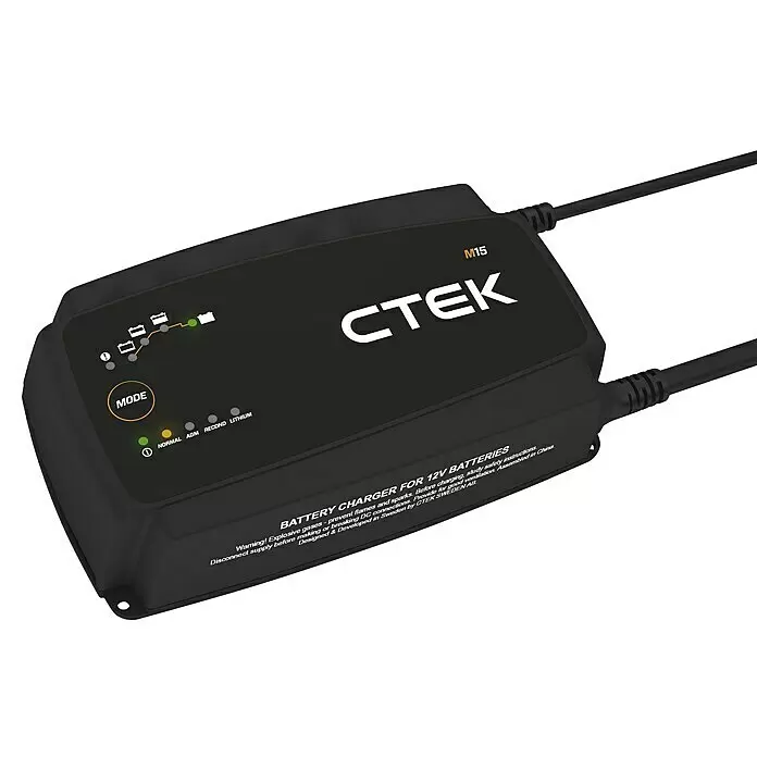 CTEK Automatik-Ladegerät M 15 EU - Kapazität: 28 Ah - 300 Ah - Schwarzes CTEK M15 12V Batterieladegerät mit Modus- und Ladestandsanzeigen und angeschlossenen Kabeln.
