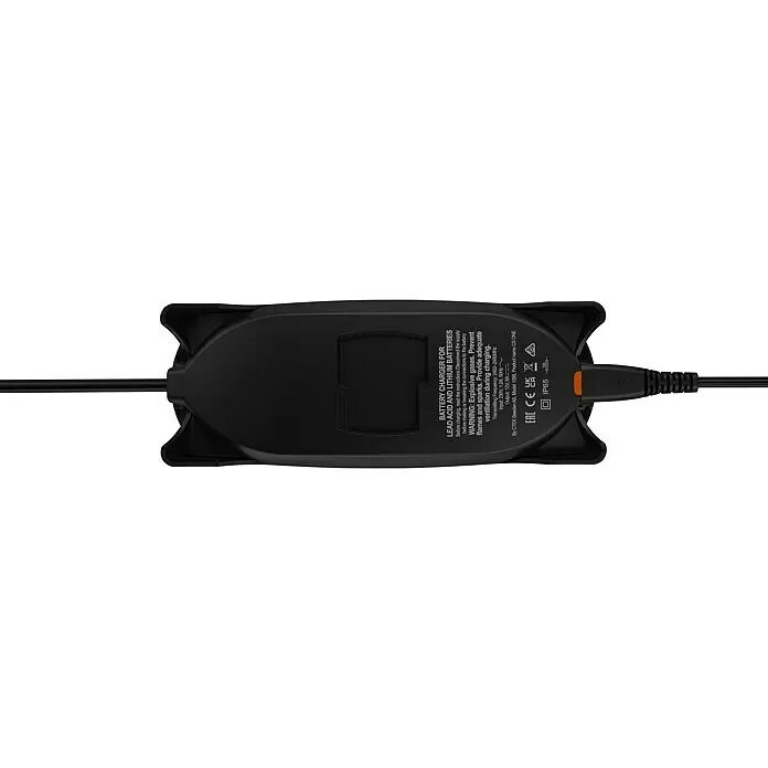 CTEK Automatik-Ladegerät CS ONE - Kapazität: 3 Ah - 180 Ah - Schwarzes CTEK CS ONE Batterieladegerät für Blei-Säure- und Lithium-Batterien, mit Kabeln an beiden Enden.