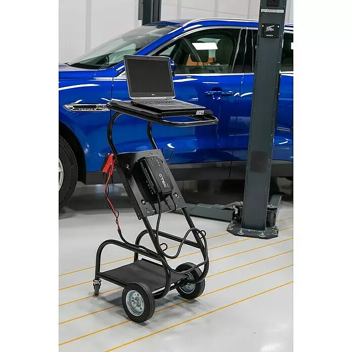 CTEK Automatik-Ladegerät PRO25S EU - Kapazität: 40 Ah - 500 Ah - Schwarzer mobiler Werkstattwagen mit Dell-Laptop und CTEK-Batterieladegerät, in einer Garage für Fahrzeugdiagnosen.