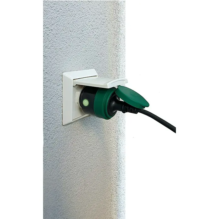 Schwaiger WiFi-Schaltsteckdose Außen - Außen, IP44, Schwarz, Grün - Steckdose mit Schutzklappe und eingestecktem Stecker, ideal für den Außenbereich und sichere Stromversorgung.