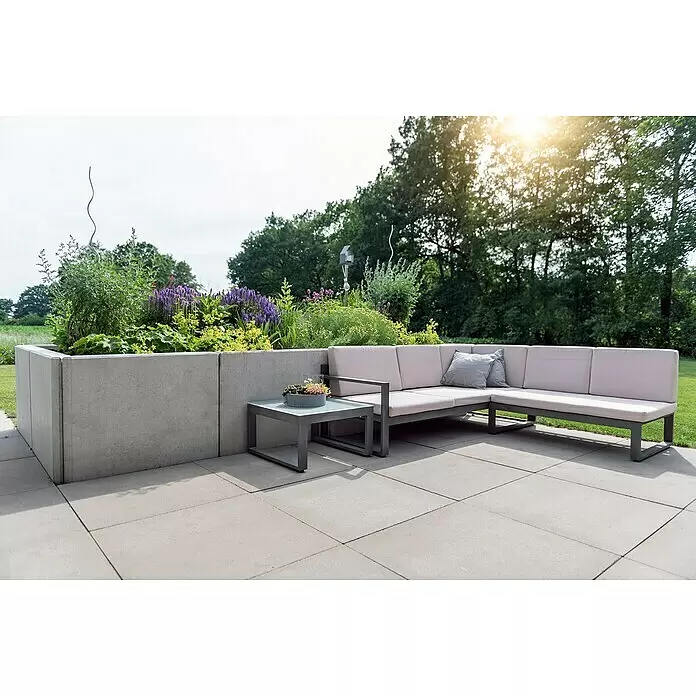 Diephaus L-Stein Slim - 130 cm, 100 cm, Stärke: 8 cm, Grau - Moderne Outdoor-Eckcouch mit hellen Polstern und dunkelgrauem Gestell, dazu passender Couchtisch auf einer Terrasse.