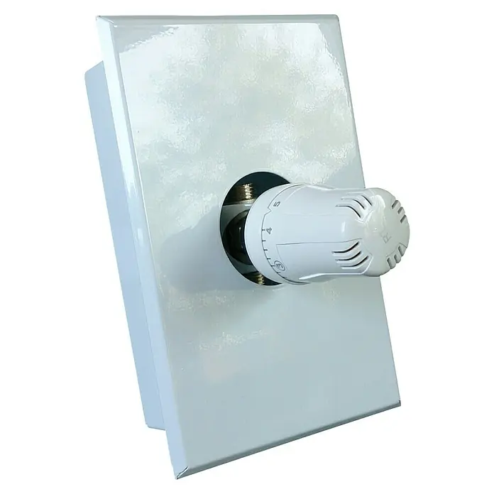 Admiral Regler-Set Water-Power - Unterputz - Nahaufnahme eines Heizkörperthermostats mit weißem Thermostatkopf und Einstellskala, montiert auf einer glänzenden, weißen Platte.