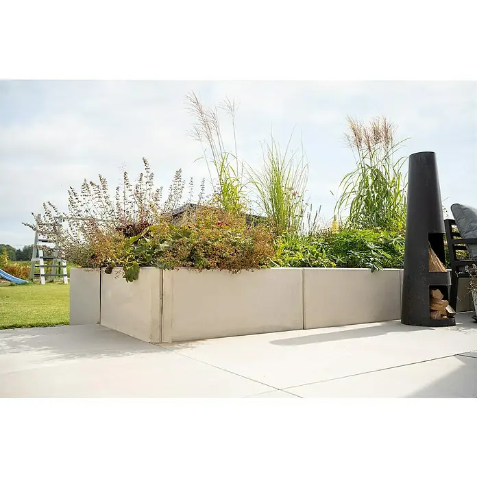 Diephaus L-Stein Slim Außenecke - 105 cm, 100 cm, Stärke: 8 cm, Grau - Ein erhöhter Garten mit üppigem Grün, der eine friedliche Outdoor-Oase schafft. Die modulare Bauweise fügt sich nahtlos in die Umgebung ein.