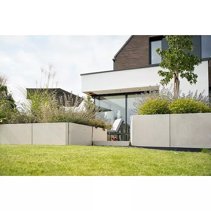 Diephaus L-Stein Slim Außenecke - 105 cm, 100 cm, Stärke: 8 cm, Grau - Hellgraue Betonmauern schaffen eine geschichtete Gartenfläche für ein modernes Haus.